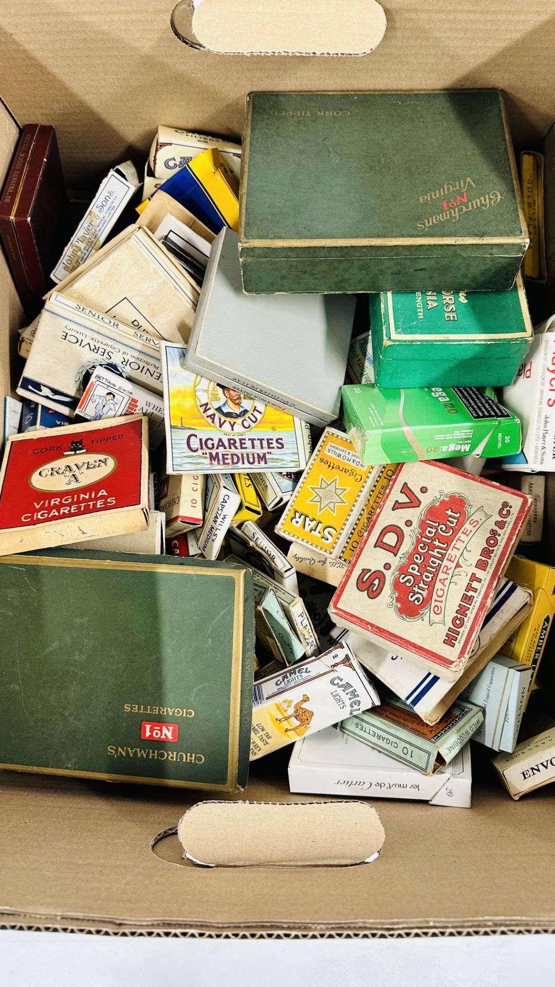AN EXTENSIVE COLLECTION OF APPROXIMATELY 110 MIXED EMPTY CIGARETTE PACKETS TO INCLUDE MANY VINTAGE