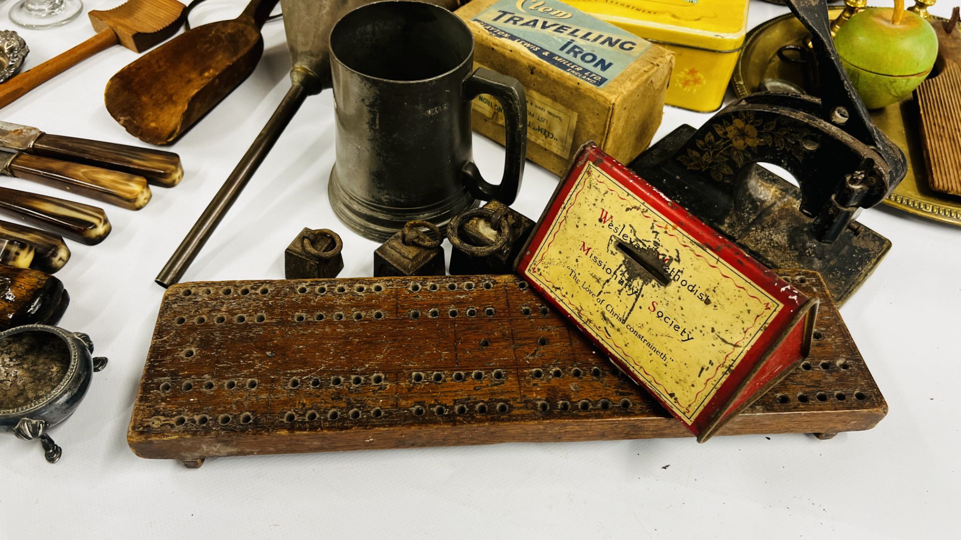 A LARGE GROUP OF VINTAGE KITCHENALIA TO INCLUDE BASKETS, TREEN, KNIVES, - Image 18 of 18