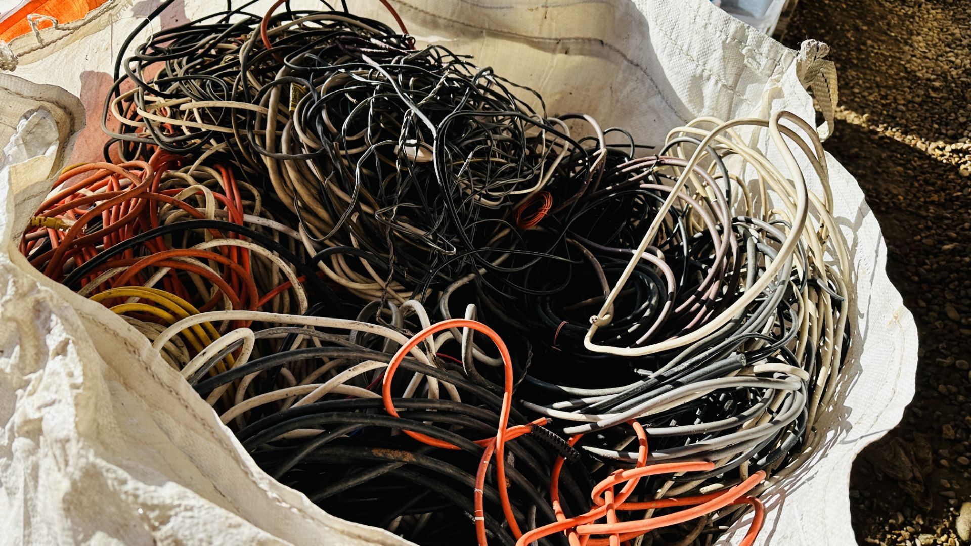 TWO BULK BAGS OF APPROX 360 KG OF SCRAP ELECTRICAL CABLE. - Bild 3 aus 4