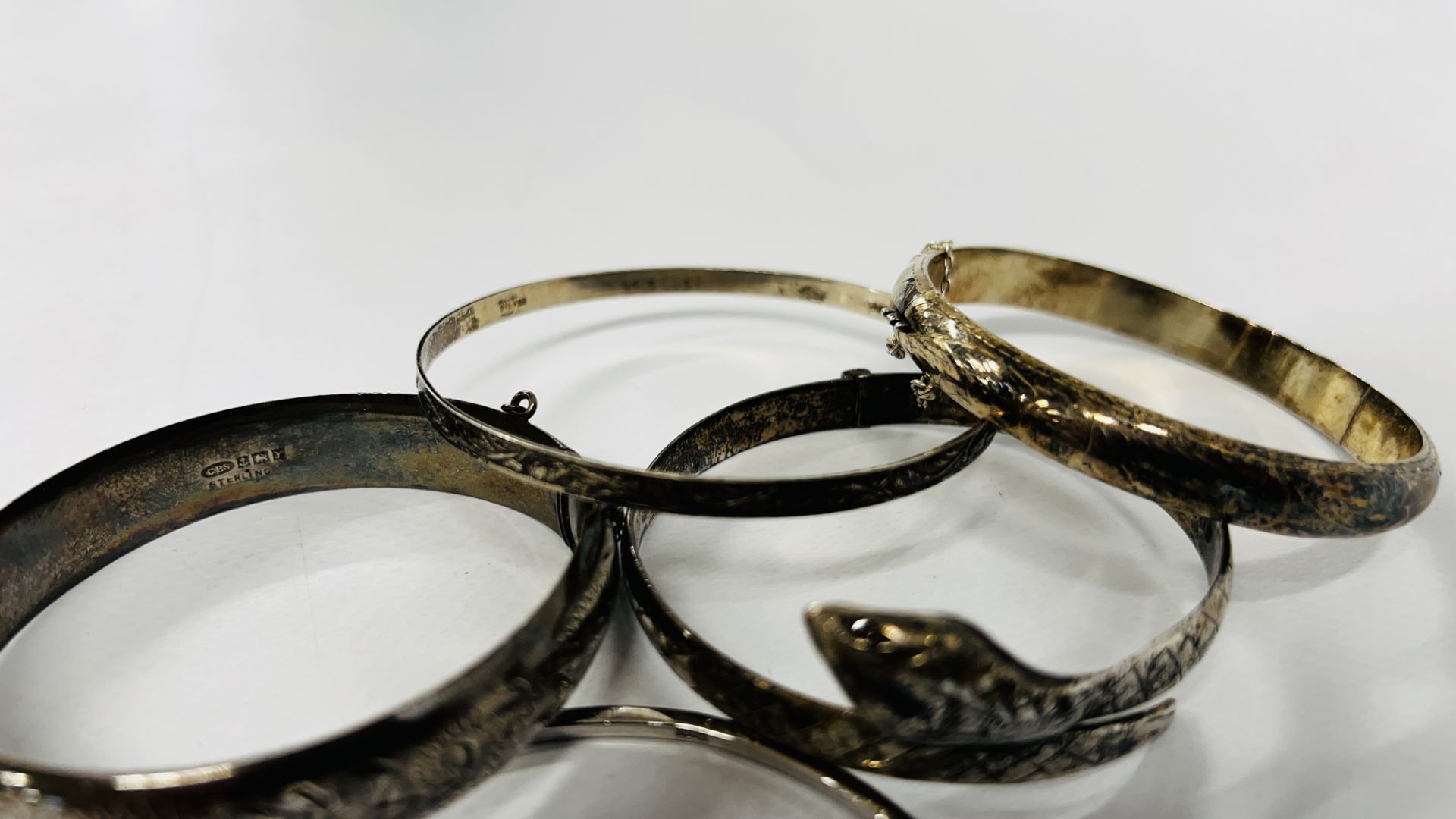 A GROUP OF 5 SILVER BANGLES TO INCLUDE A SNAKE, STONE SET EXPANDING AND ENGRAVED. - Image 6 of 7