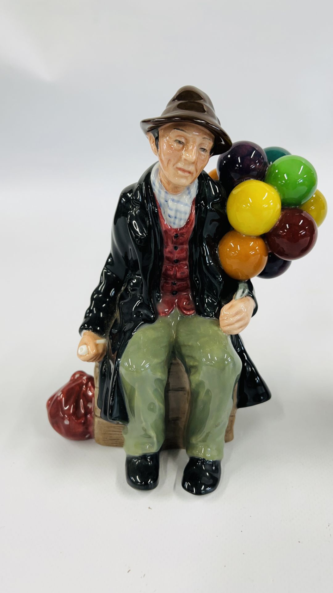 A GROUP OF 4 ROYAL DOULTON BALLOON SELLERS FIGURES INCLUDING THE BALLOON MAN, BALLOON BOY, - Image 5 of 13