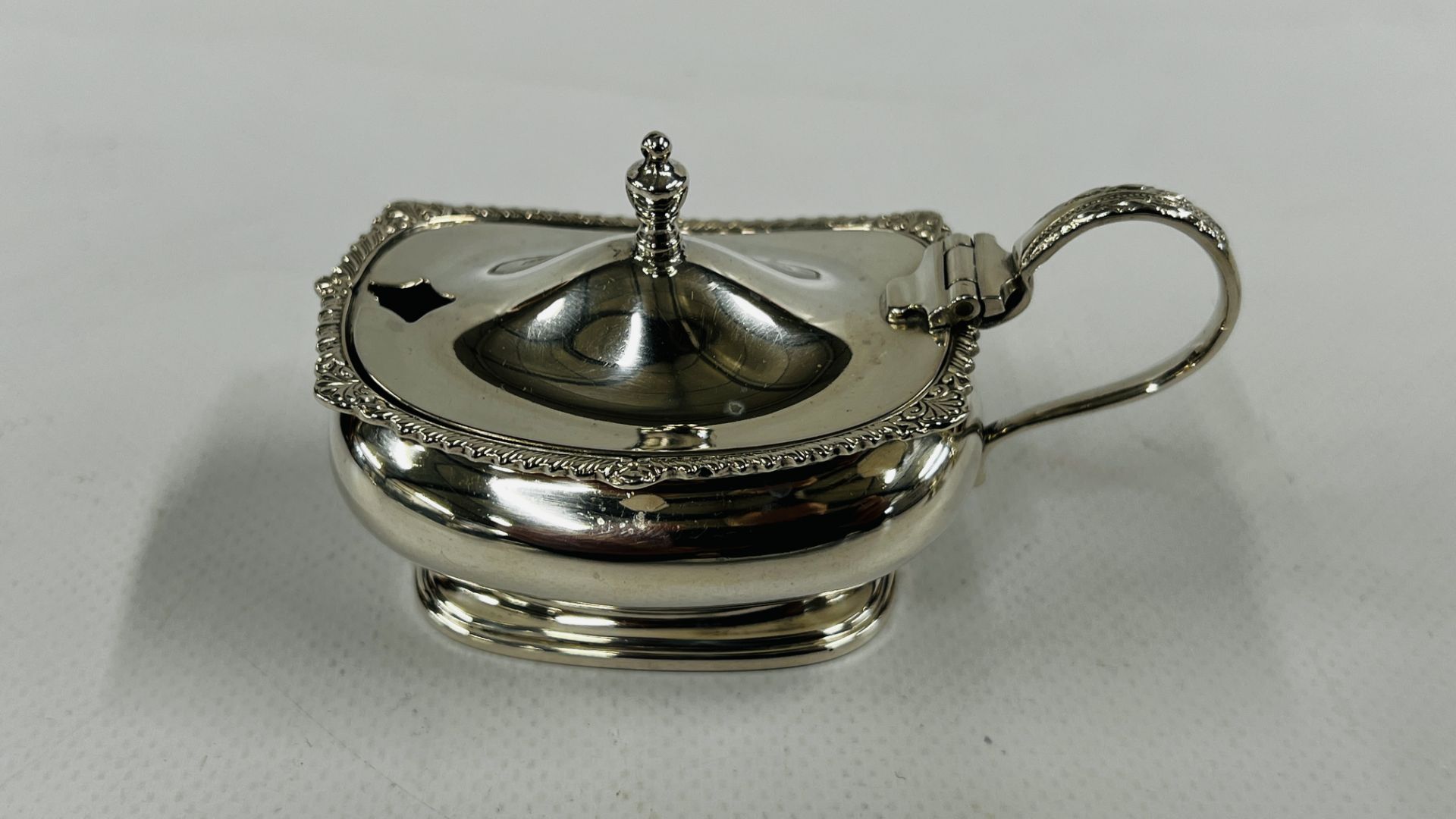A SILVER THREE PIECE CONDIMENT SET, BIRMINGHAM ASSAY (RUBBED MARKS). - Image 14 of 17