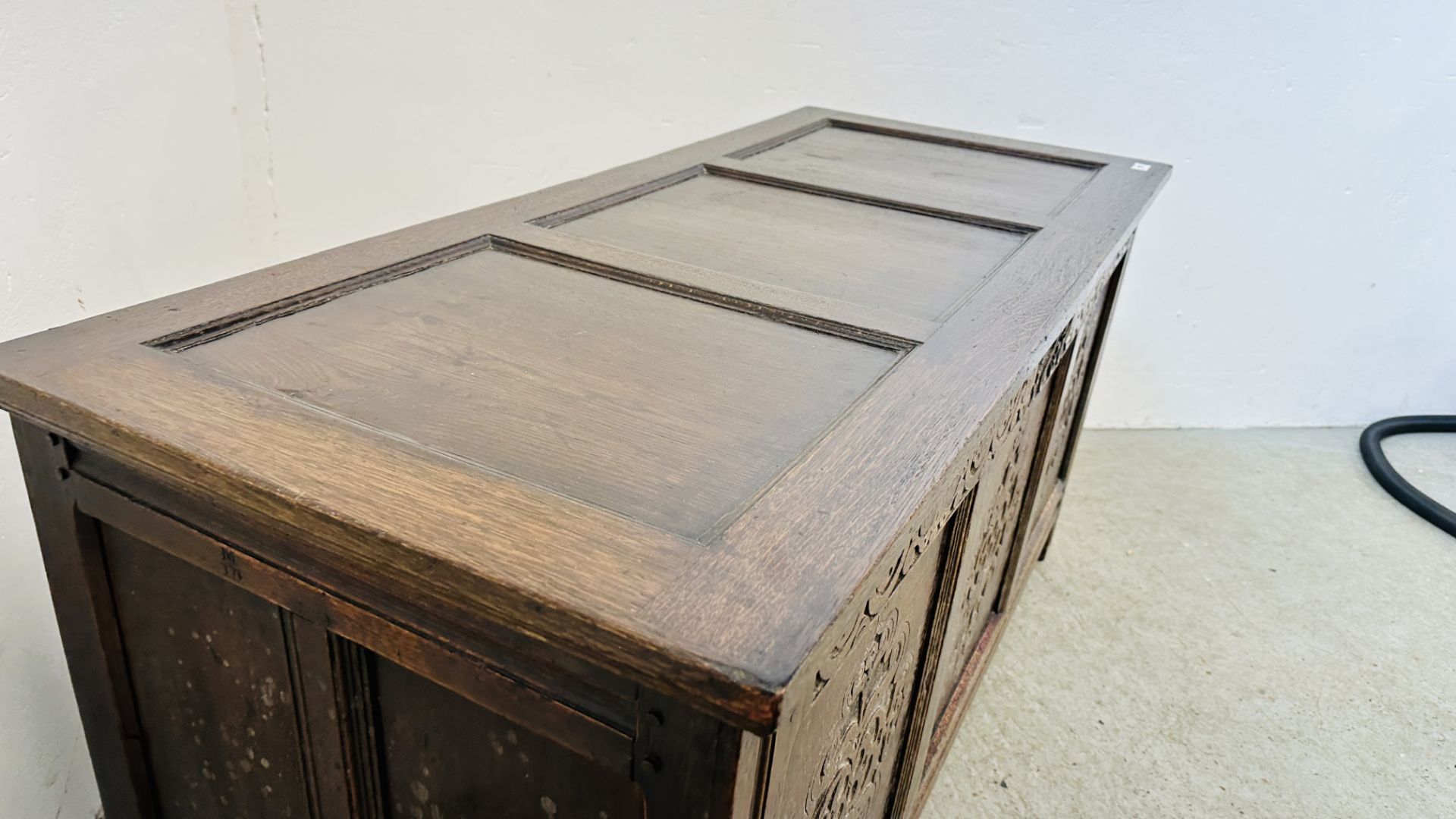 A C17th OAK COFFER, DATED 1686, WITH ALTERATIONS INCLUDING A NEW TOP, 134CM WIDE. - Bild 10 aus 17