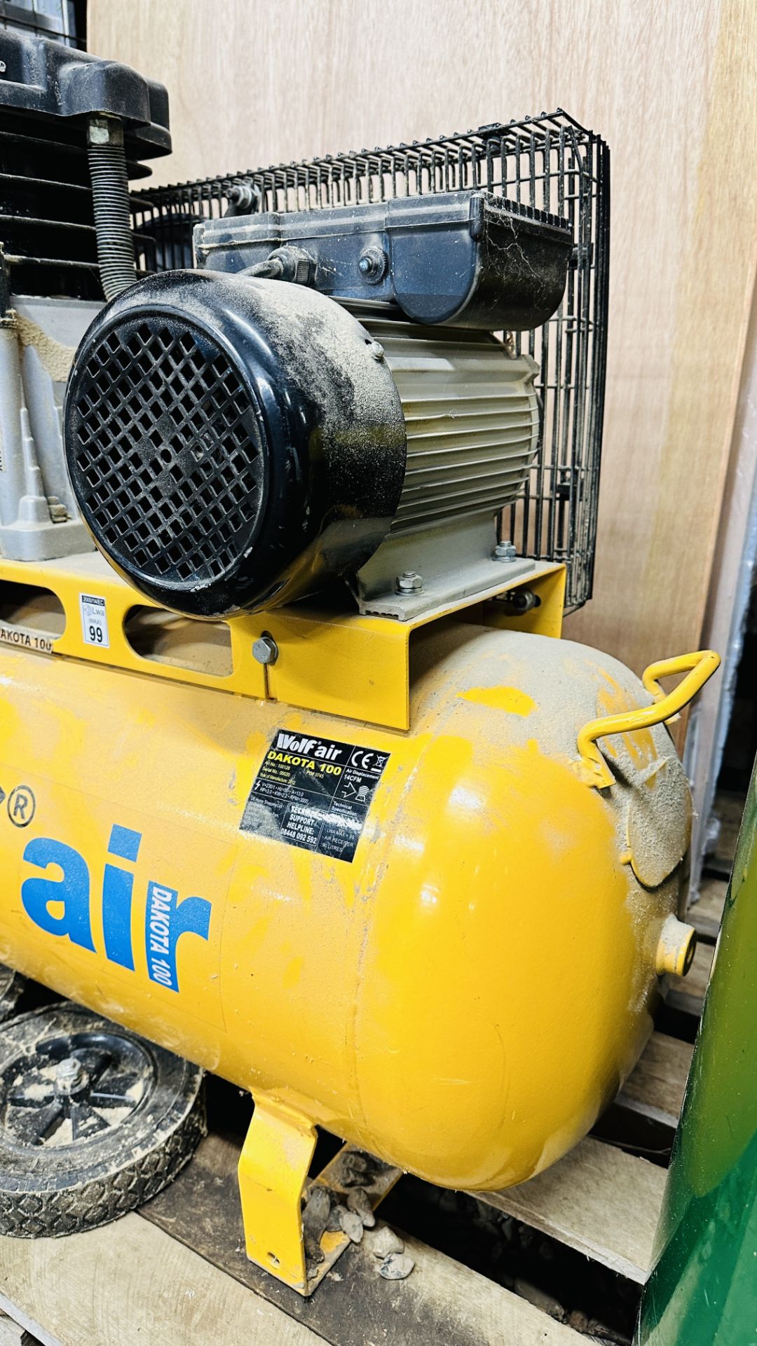 WOLF AIR DAKOTA 100 COMMERCIAL AIR COMPRESSOR, 90 LITRE TANK ALONG WITH VARIOUS HOSES. - Image 3 of 8