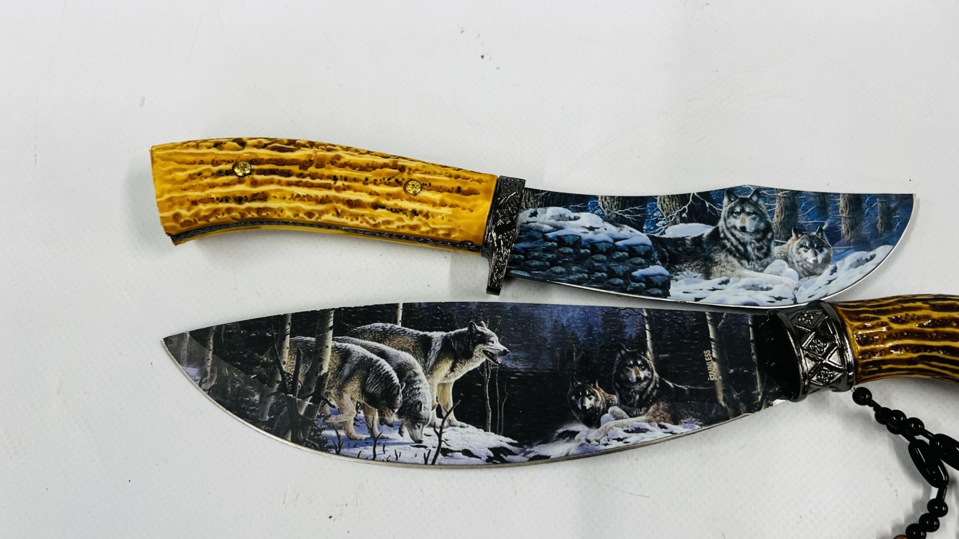 2 DECORATIVE HORN HANDLE STYLE HUNTING KNIVES, - Image 6 of 8