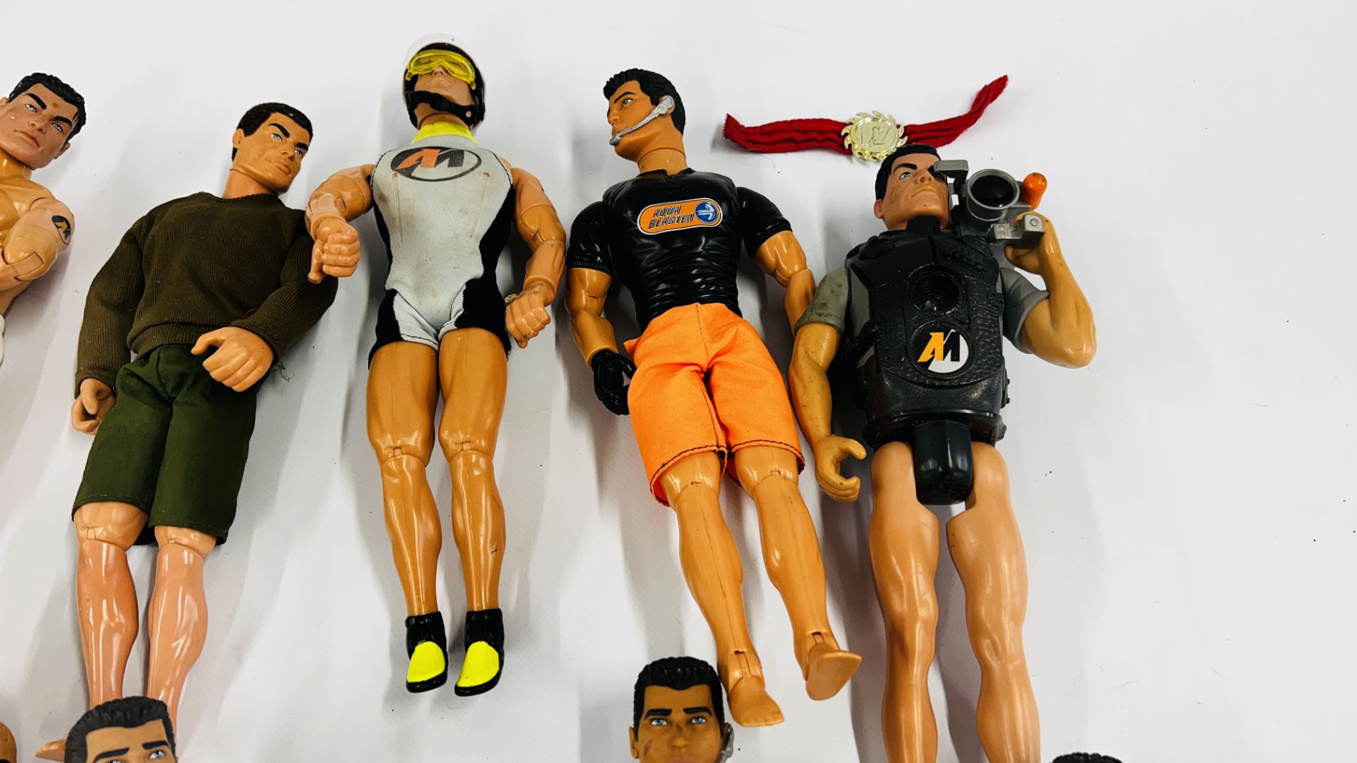 A BOX CONTAINING A GROUP OF 16 ASSORTED ACTION MAN FIGURES IN VARIOUS OUTFITS. - Bild 7 aus 8