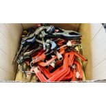 A BOX CONTAINING 11 SPEED CLAMPS, 3 MASTIC GUNS & VARIOUS OTHER SPEED CLAMPS.