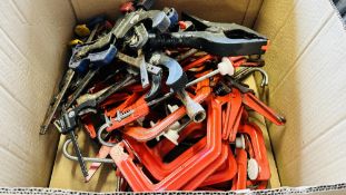 A BOX CONTAINING 11 SPEED CLAMPS, 3 MASTIC GUNS & VARIOUS OTHER SPEED CLAMPS.