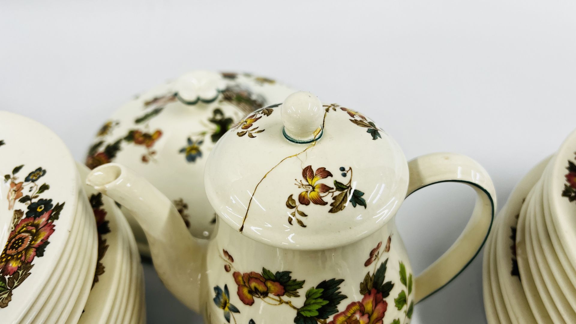 APPROXIMATELY 61 PIECES OF WEDGEWOOD EASTERN FLOWERS TEA AND DINNERWARE. - Image 8 of 16