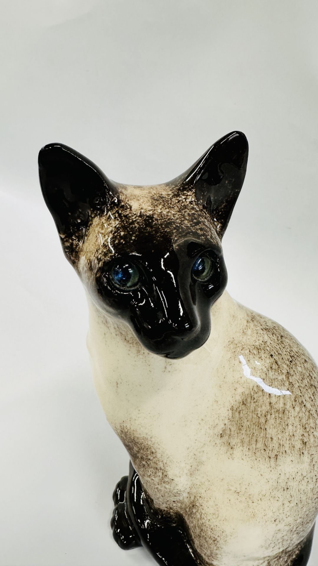 A HANDCRAFTED WINSTANLEY NO. 5 SEATED CAT FIGURE - HEIGHT 32CM. - Image 2 of 6