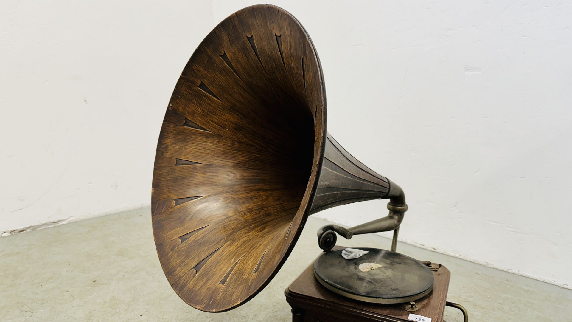 EARLY HMV GRAMOPHONE COMPANY OAK CASED "THE GRAMOPHONE Co" GRAMOPHONE WITH HORN. - Image 2 of 9
