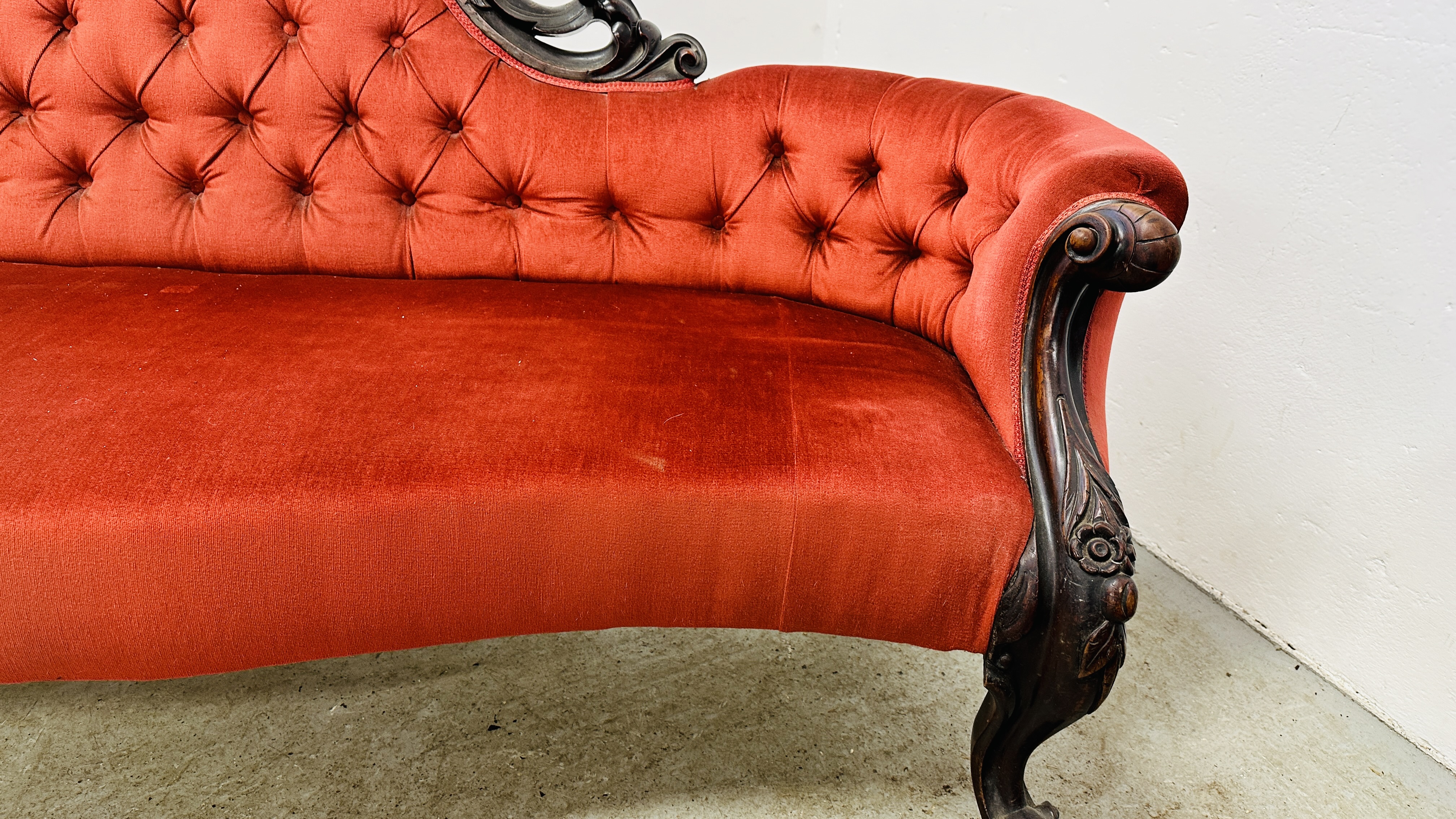 A VICTORIAN MAHOGANY FRAMED HUMP BACK SOFA IN RED BUTTON BACK VELOUR - L 210CM. - Image 15 of 15