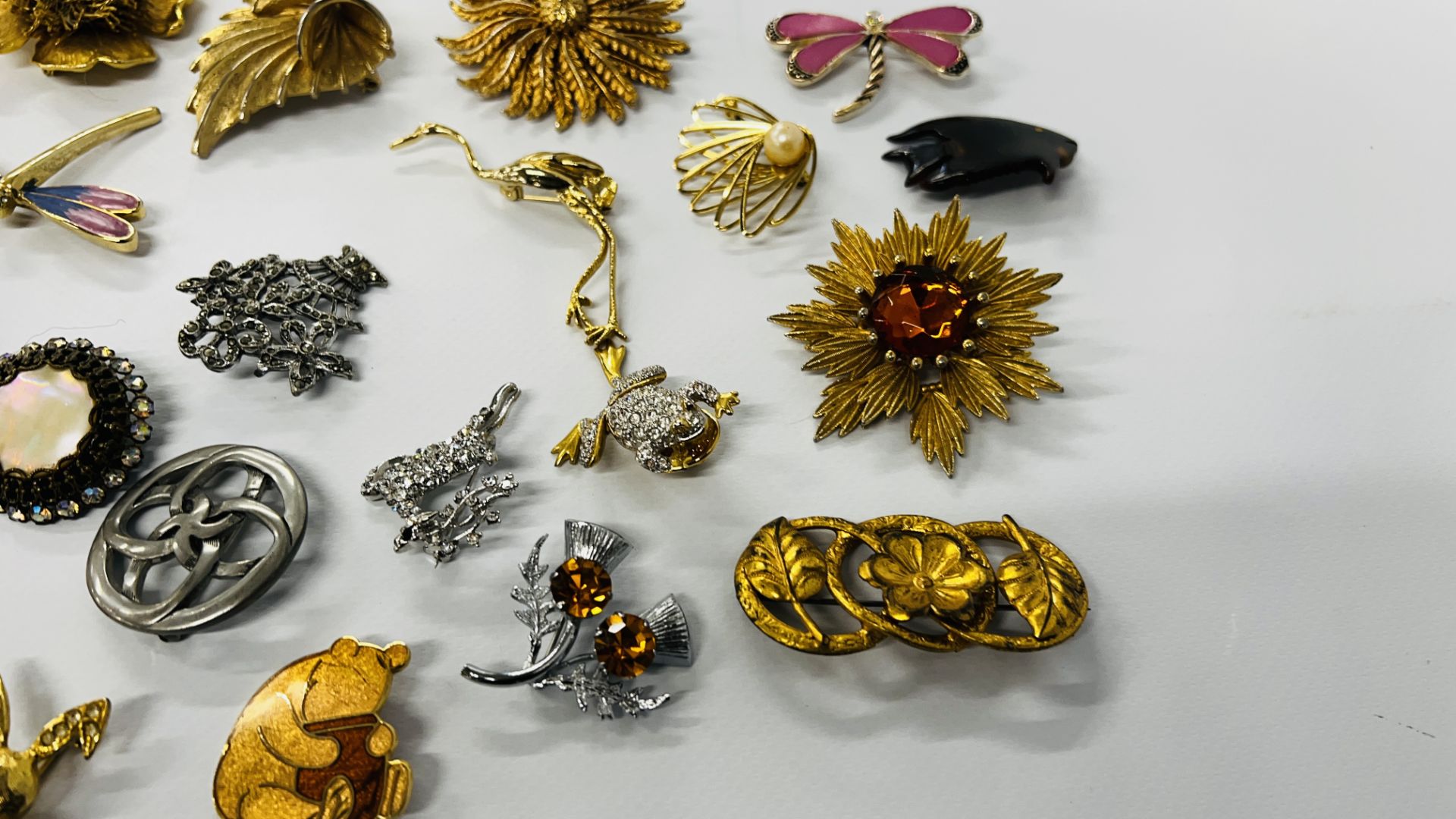 32 BROOCHES TO INCLUDE BUTTERFLIES, DRAGONFLIES, WINNIE THE POOH, STONE SET ETC. - Image 2 of 6