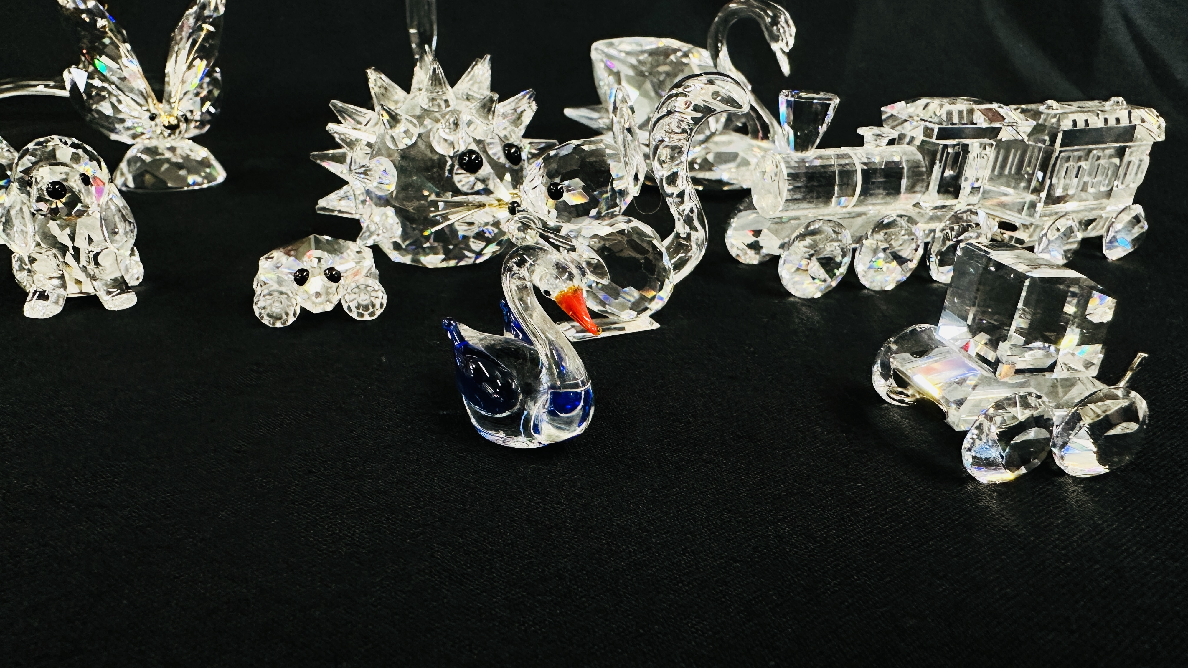 5 SWAROVSKI CRYSTAL COLLECTIBLE FIGURES TO INCLUDE HEDGEHOG, DOVE, DOG, - Image 7 of 10