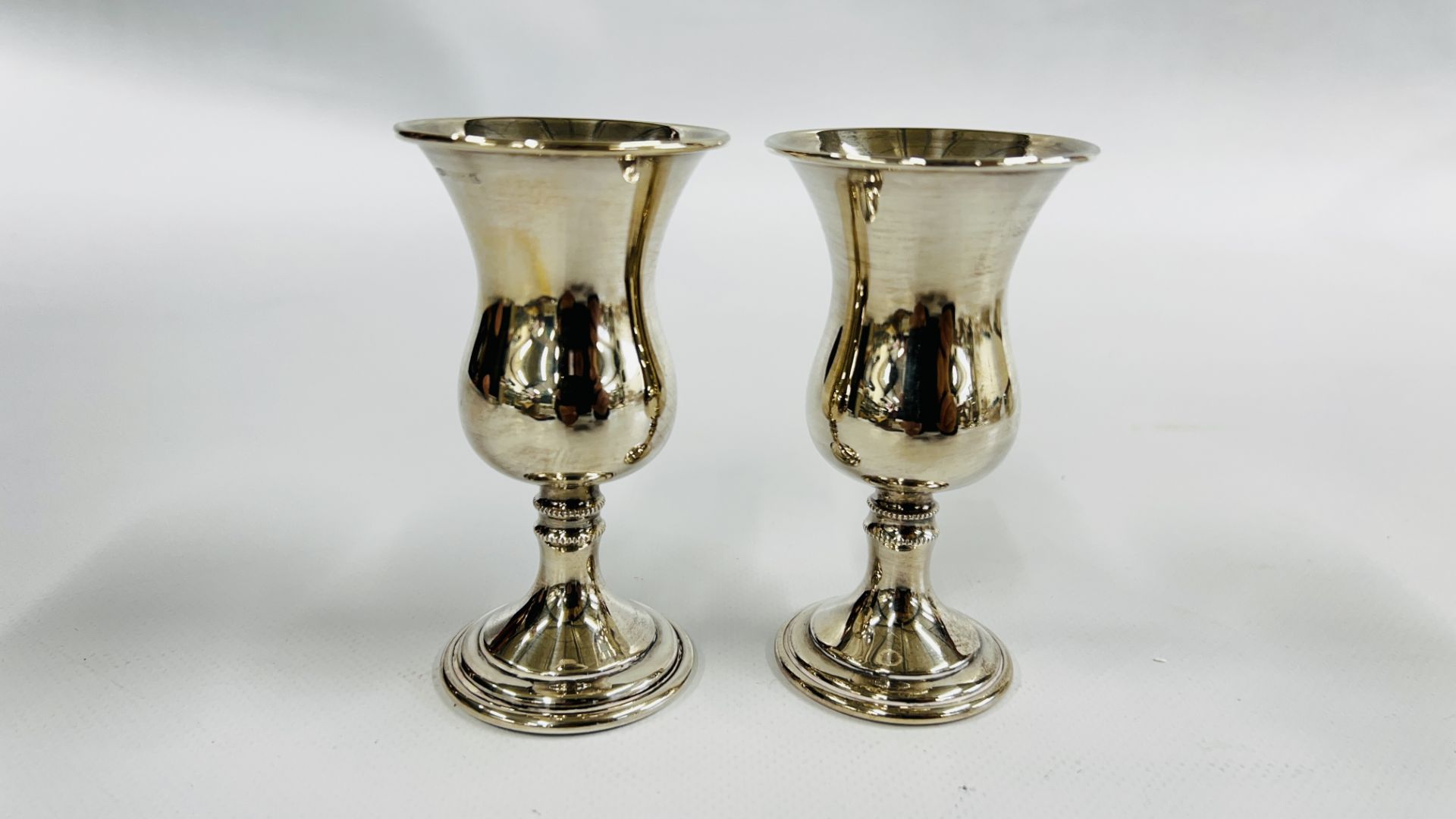 A PAIR OF SILVER FOOTED GOBLETS, BIRMINGHAM ASSAY 1972 B & CO. H 10.5CM.