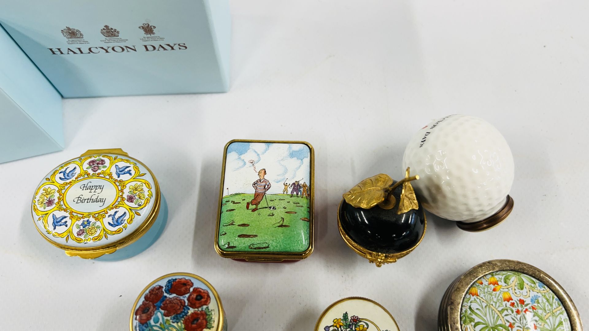 A GROUP OF 10 TRINKETS TO INCLUDE ROYAL CROWN DERBY "CELANDINE" TRINKET, HALCYON DAYS ENAMELS, - Image 8 of 8