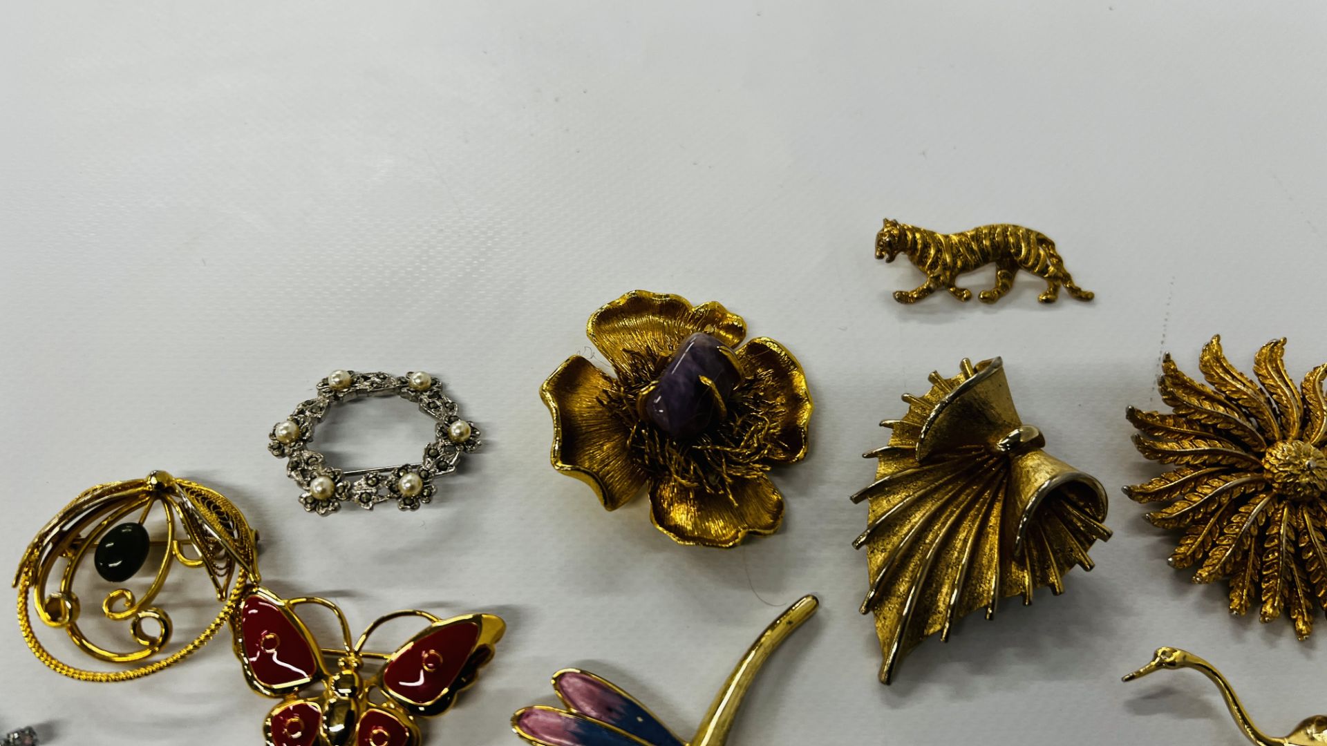 32 BROOCHES TO INCLUDE BUTTERFLIES, DRAGONFLIES, WINNIE THE POOH, STONE SET ETC. - Image 4 of 6
