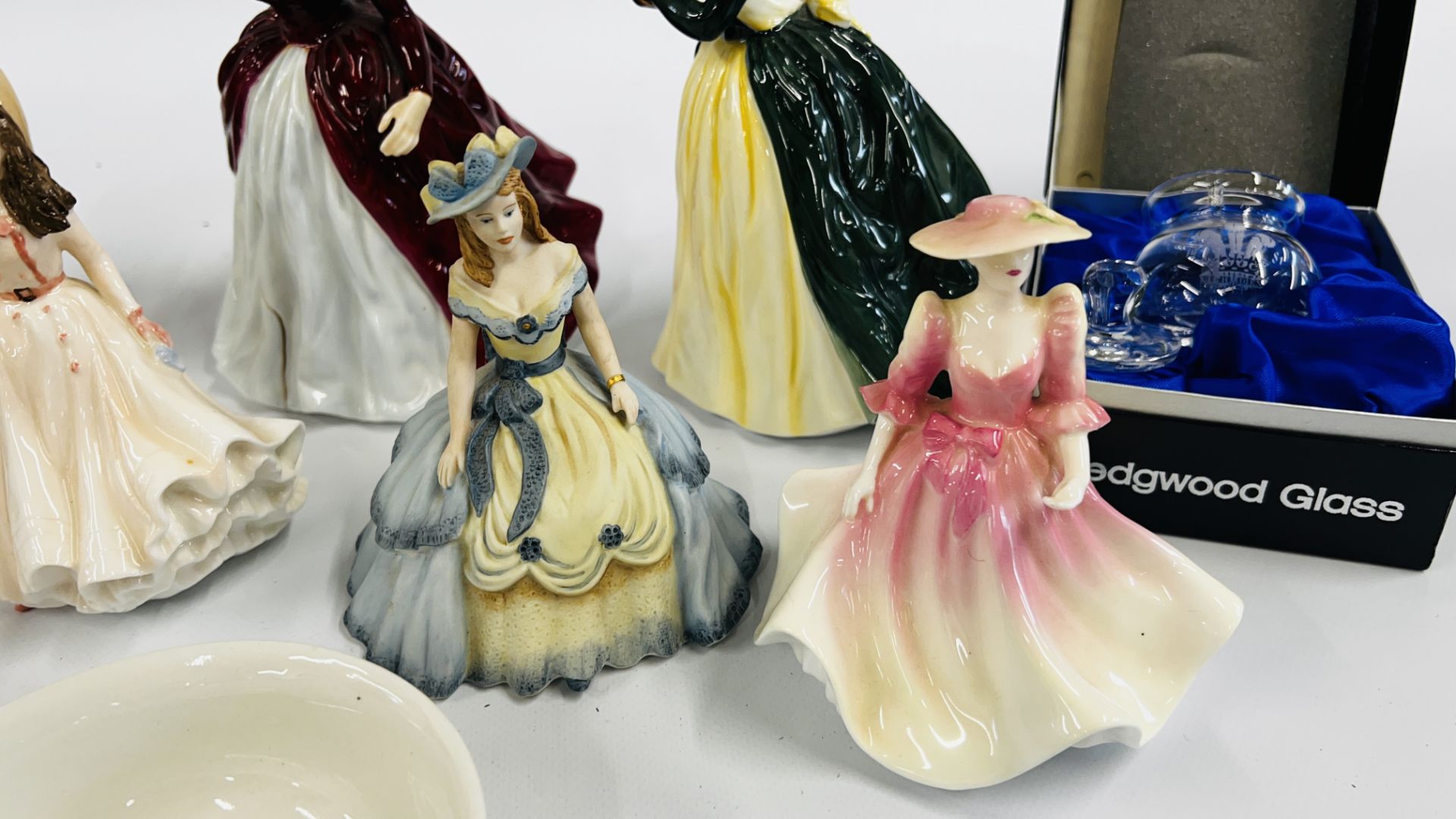 A BOX OF CABINET ORNAMENTS TO INCLUDE FIGURINES, COALPORT "VANESSA" AND MARGARET ALF, ESTELLE, - Bild 15 aus 16