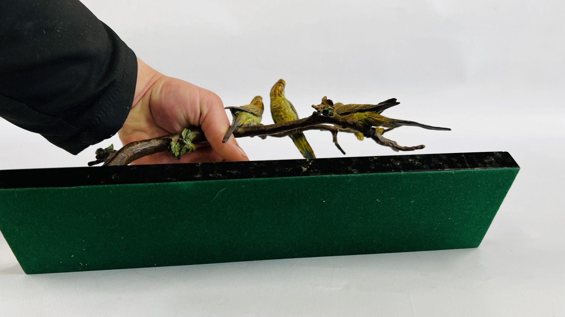 COLD PAINTED BRONZE STUDY OF THREE BUDGERIGARS ON A BLOSSOM BRANCH ON A HARD STONE BASE - L 33CM X - Bild 8 aus 8