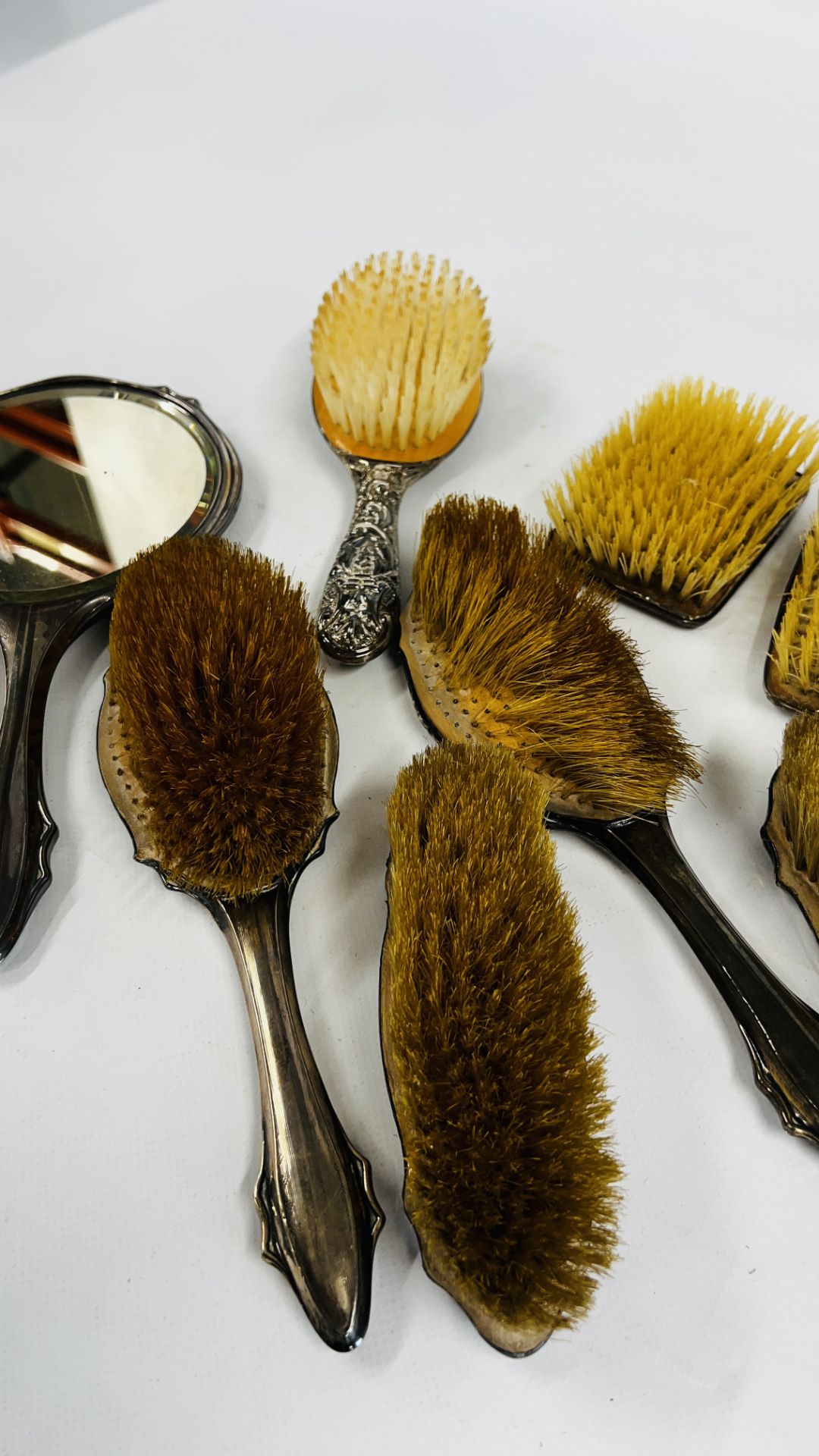 A VINTAGE 5 PIECE SILVER BACKED DRESSING TABLE BRUSH SET ALONG WITH A FURTHER PAIR OF BRUSHES & ONE - Image 11 of 12
