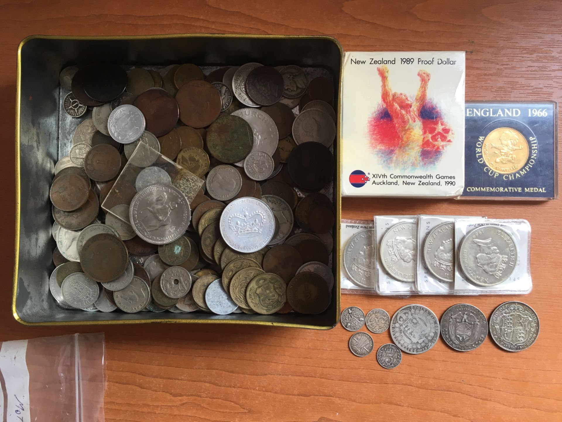 COINS: TIN OF MIXED COINS TO INCLUDE NEW ZEALAND 1989 SILVER PROOF DOLLAR,