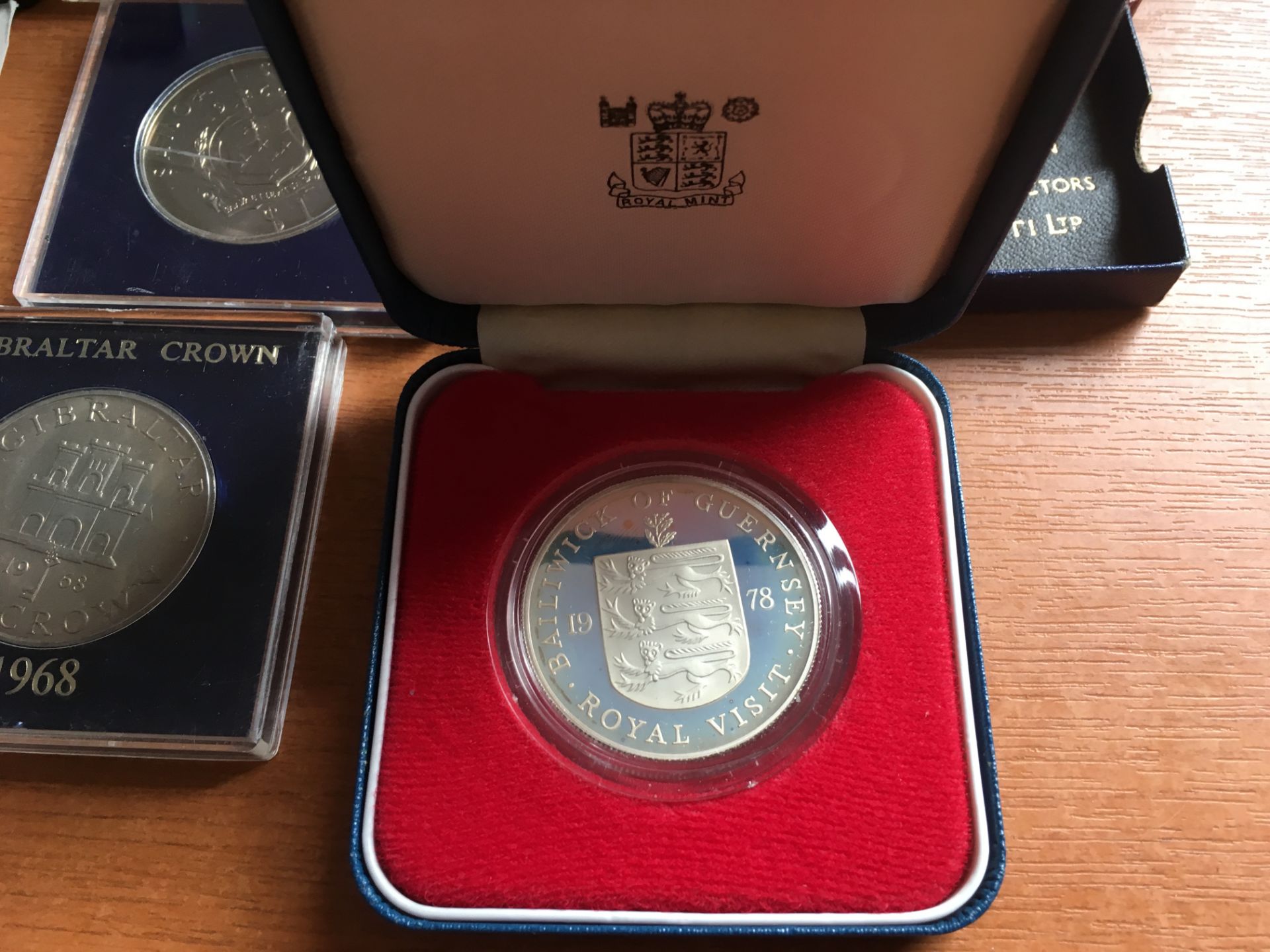 COINS: BOX OF MIXED WITH CASED CROWN SIZE, GUERNSEY 1978 ROYAL VISIT SILVER PROOF CROWN IN CASE, - Bild 3 aus 5