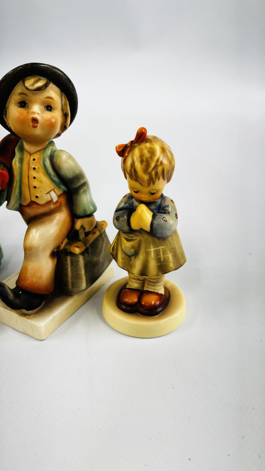 A GROUP OF FIVE GOEBEL FIGURES INCLUDING 'BOOKWORM', 'EVENING PRAYER' AND 'FAVOURITE PET' ETC. - Bild 6 aus 10