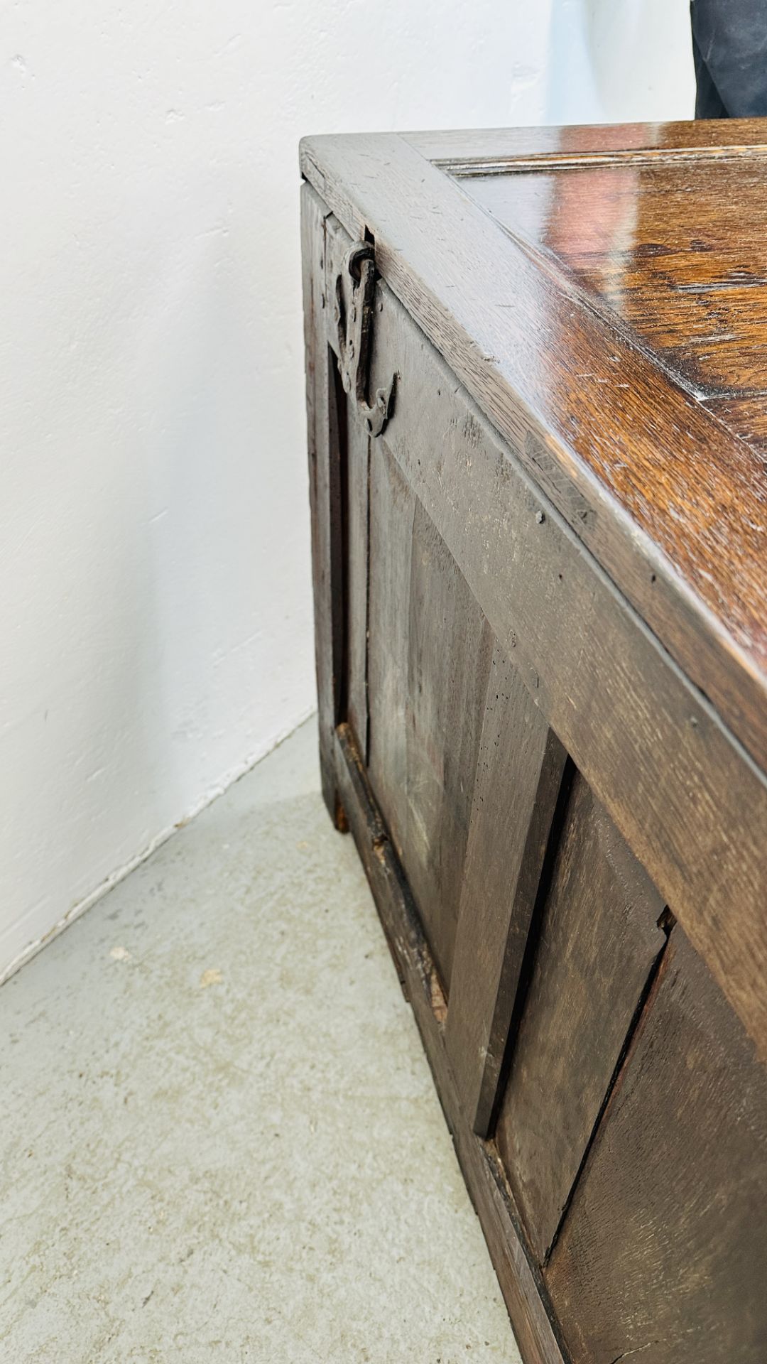 A C17th OAK COFFER, DATED 1686, WITH ALTERATIONS INCLUDING A NEW TOP, 134CM WIDE. - Image 17 of 17
