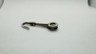 A SILVER NAPKIN CLIP, BIRMINGHAM ASSAY.