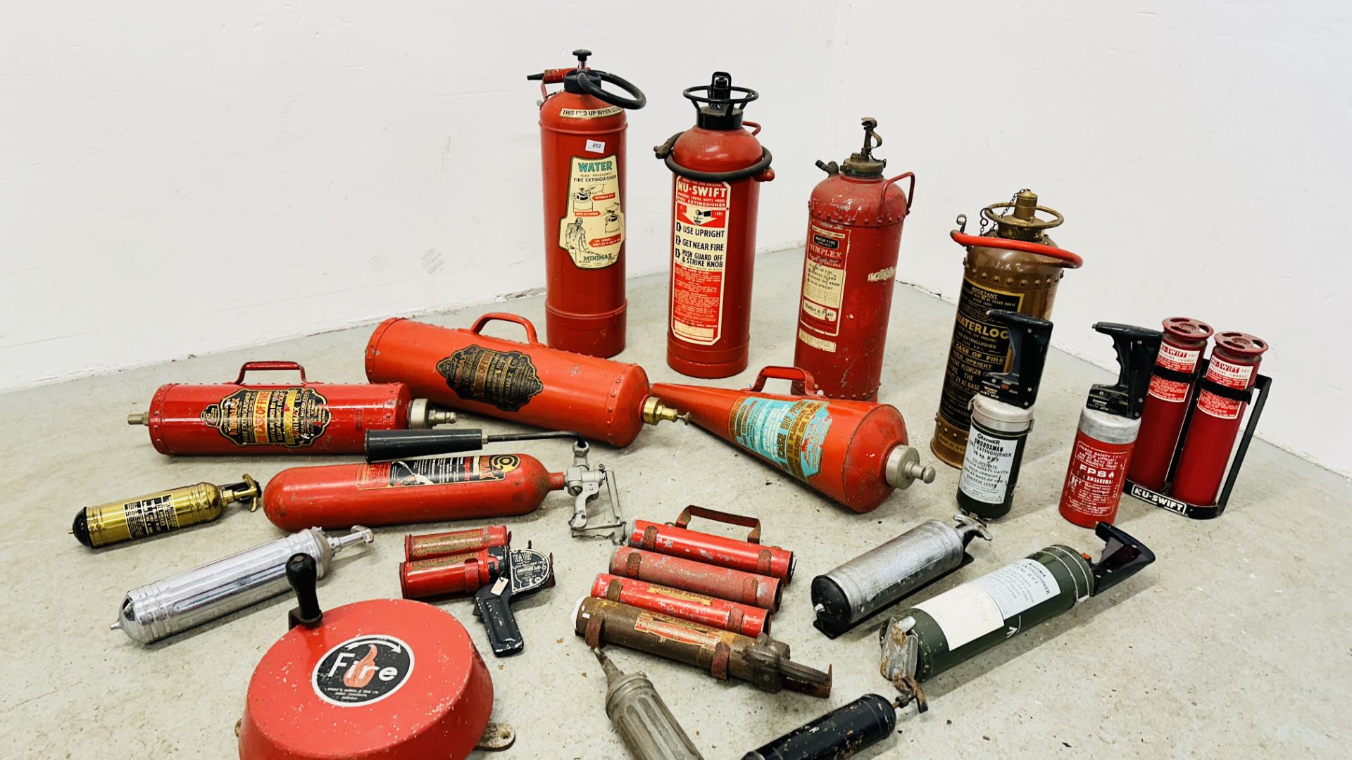 COLLECTION OF ASSORTED VINTAGE FIRE EXTINGUISHERS TO INCLUDE GOVERNMENT ISSUED ALONG WITH A VINTAGE - Image 16 of 16