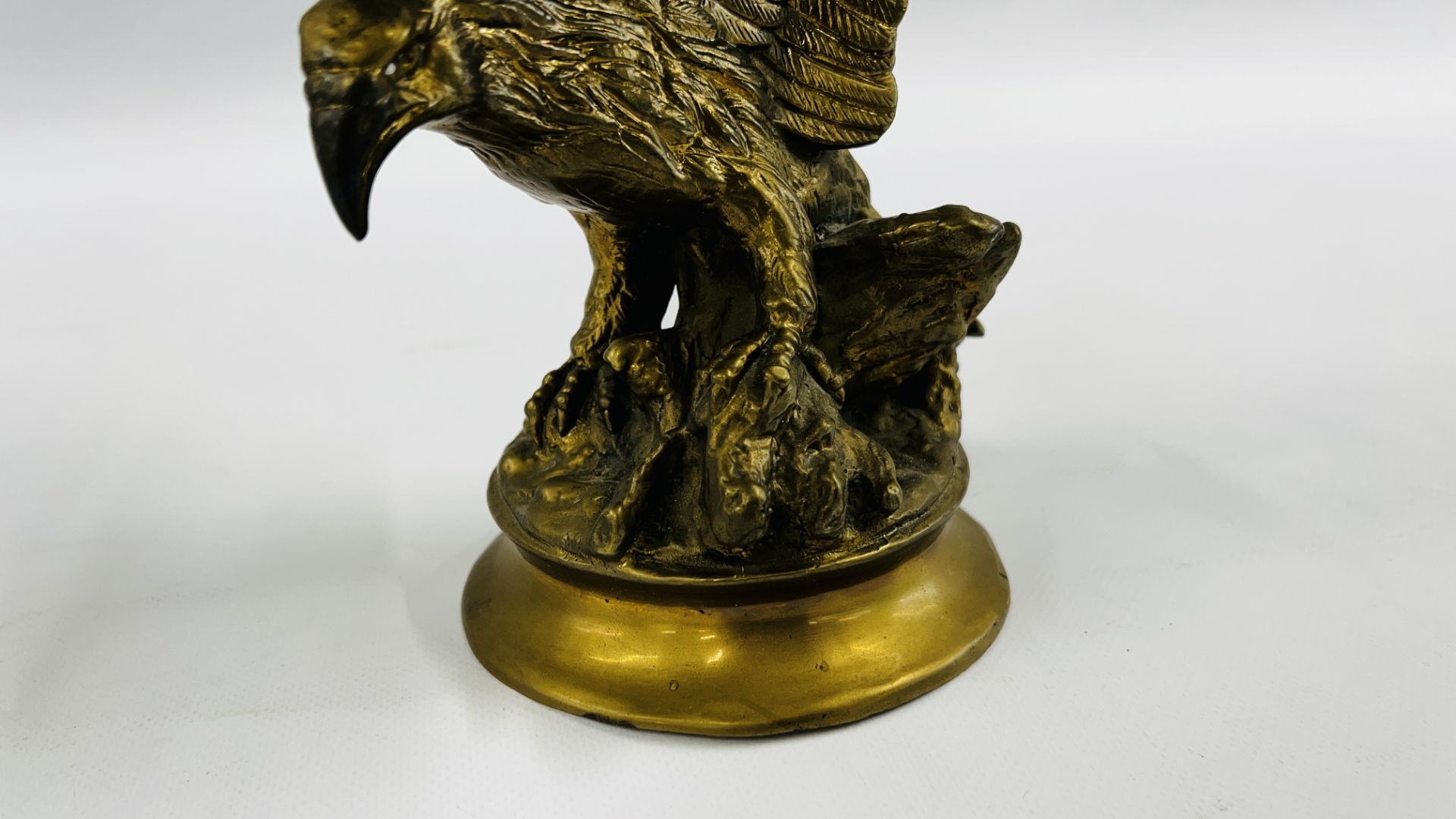 ANTIQUE SOLID BRASS EAGLE/HAWK WEIGHING 4K - 25CM H. - Image 4 of 5
