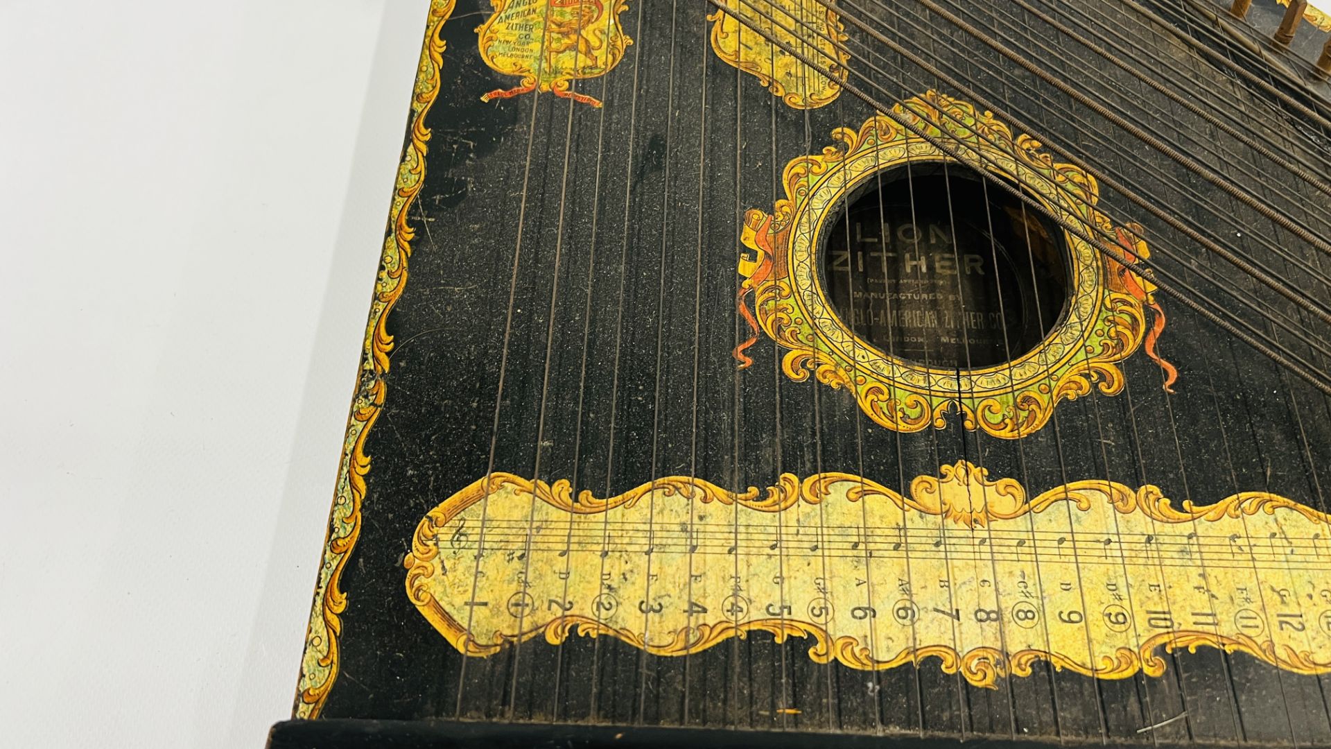 A VINTAGE "THE ANGLO AMERICAN LION ZITHER" MANUFACTURED BY THE ANGLO AMERICAN ZITHER Co NEW YORK - Image 7 of 13
