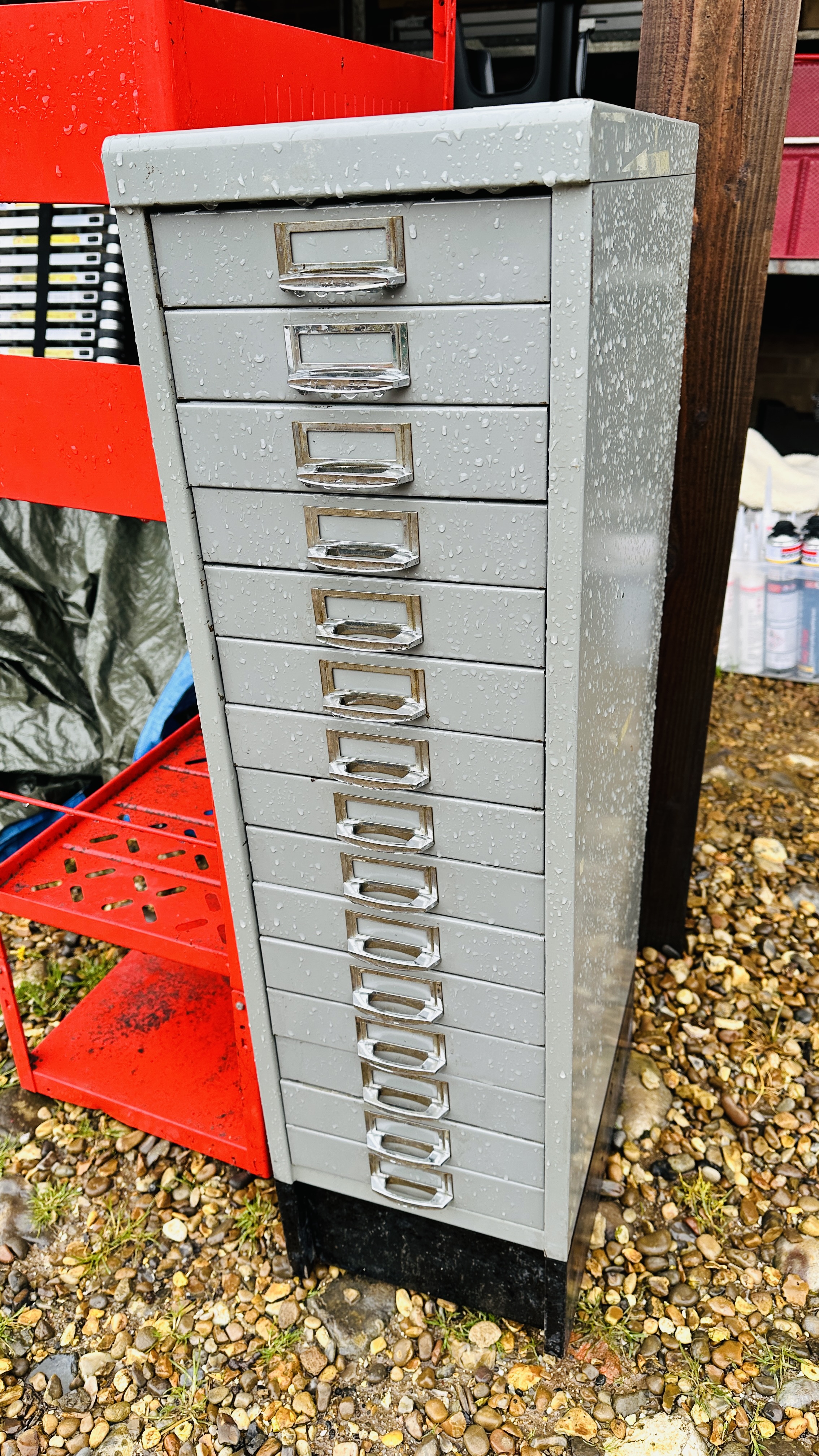 A STEEL 15 DRAWER CHEST AND MULTI TIER STAGE RACK.