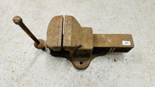A HEAVY DUTY ENGINEER'S VICE - L49CM.
