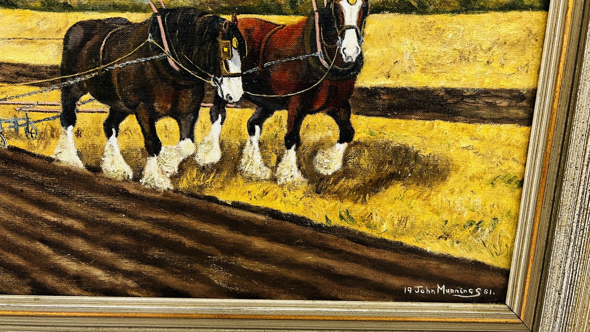 OIL ON CANVAS "AUTUMN PLOUGHING BECCLES ROAD HOTTON" BEARING SIGNATURE JOHN MUNNINGS - 60CM X 40CM. - Image 7 of 9