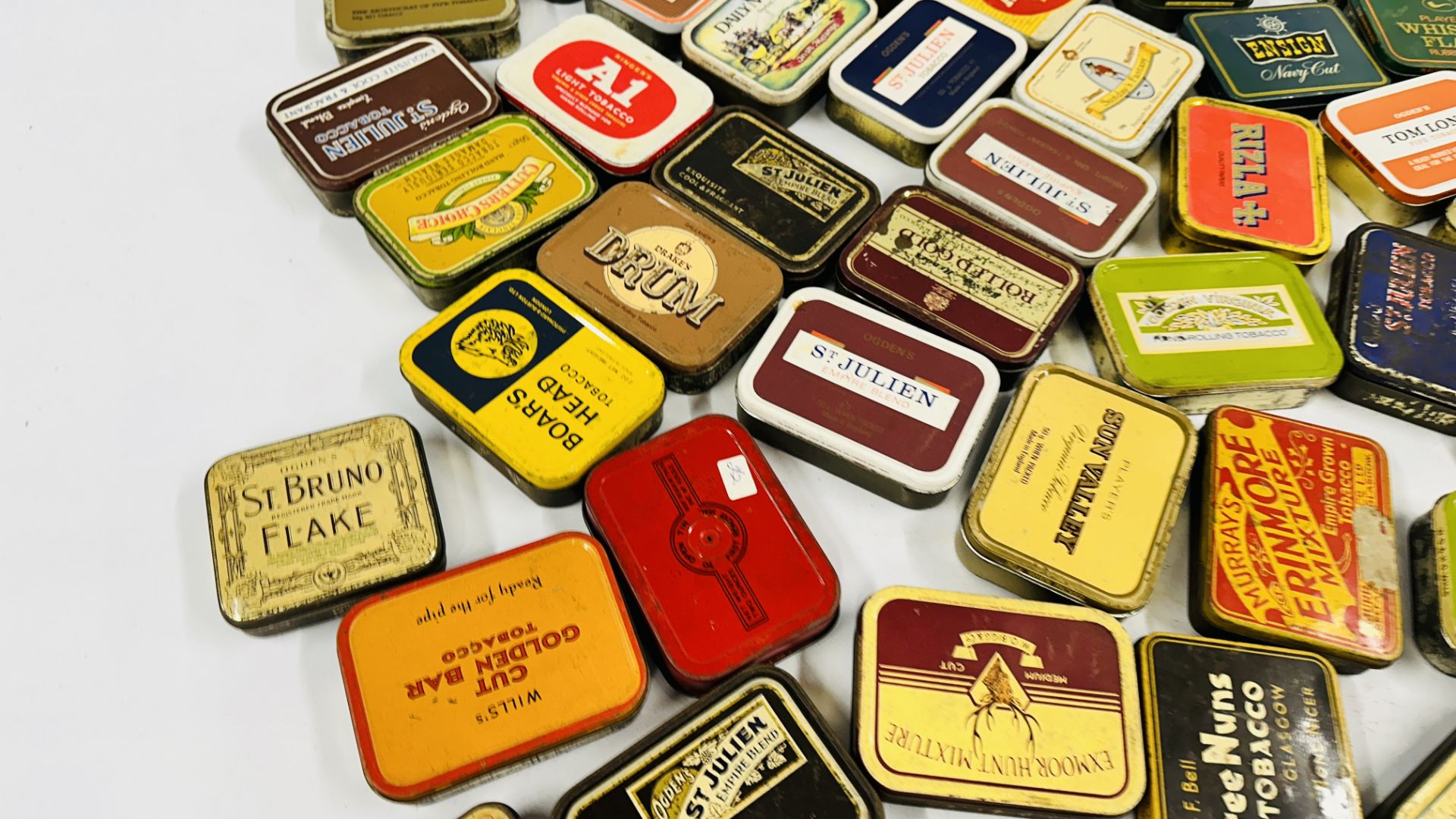 A BOX CONTAINING AN EXTENSIVE COLLECTION OF ASSORTED EMPTY VINTAGE TOBACCO TINS TO INCLUDE EXAMPLES - Bild 5 aus 12