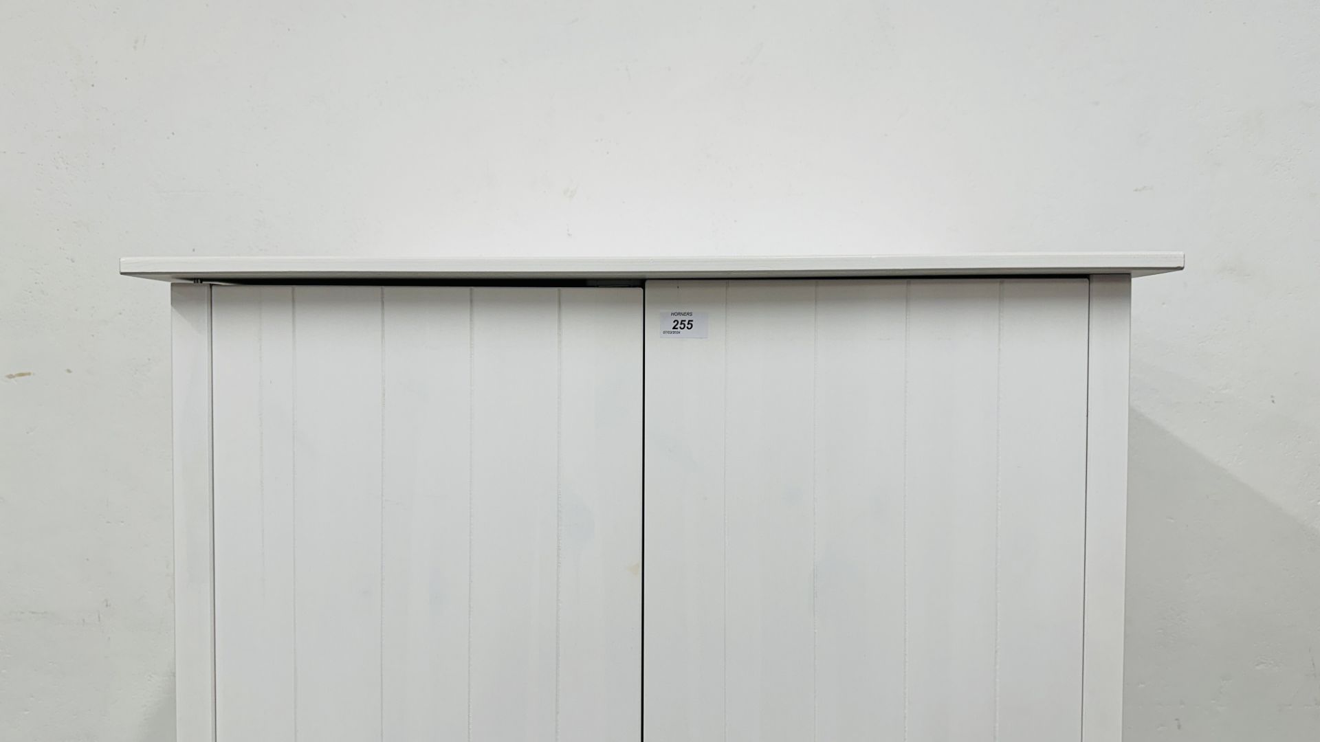 MODERN WHITE FINISH WARDROBE WITH DRAWER TO BASE. - Bild 3 aus 7