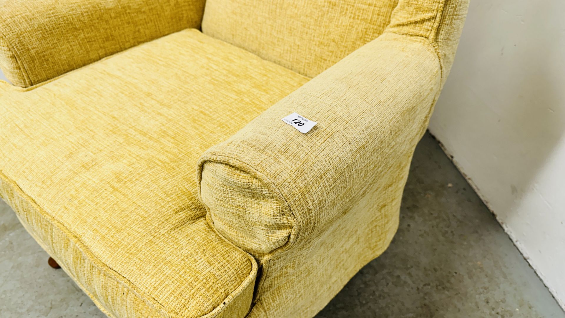 A GOOD QUALITY MODERN PRIMROSE UPHOLSTERED WINGBACK EASY CHAIR. - Image 5 of 11