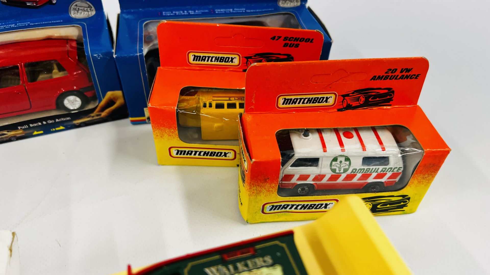 A BOX OF ASSORTED DIE-CAST MODEL VEHICLES TO INCLUDE MATCHBOX EXAMPLES, ETC. - Image 7 of 8