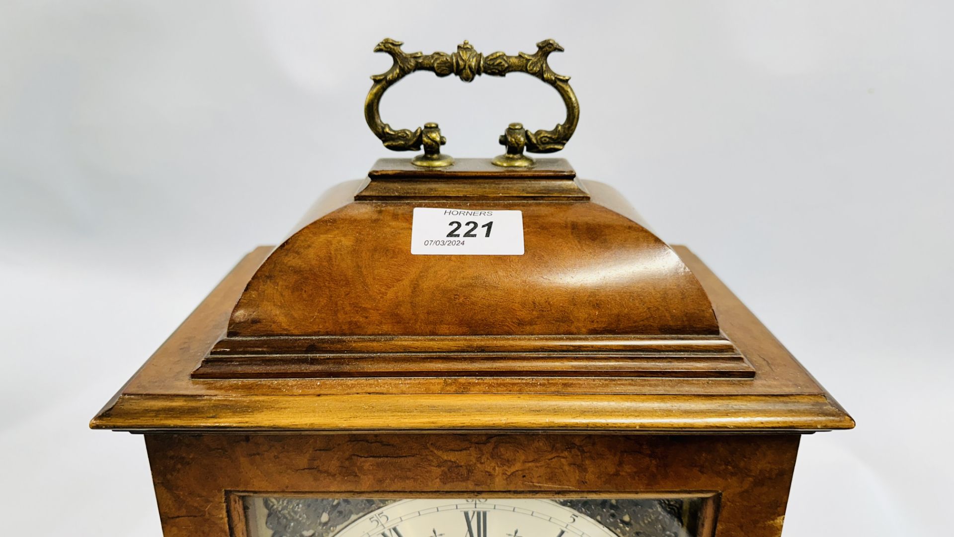 VINTAGE MAHOGANY CASED MANTEL CLOCK WITH ELECTRONIC MOVEMENT. - Image 2 of 10
