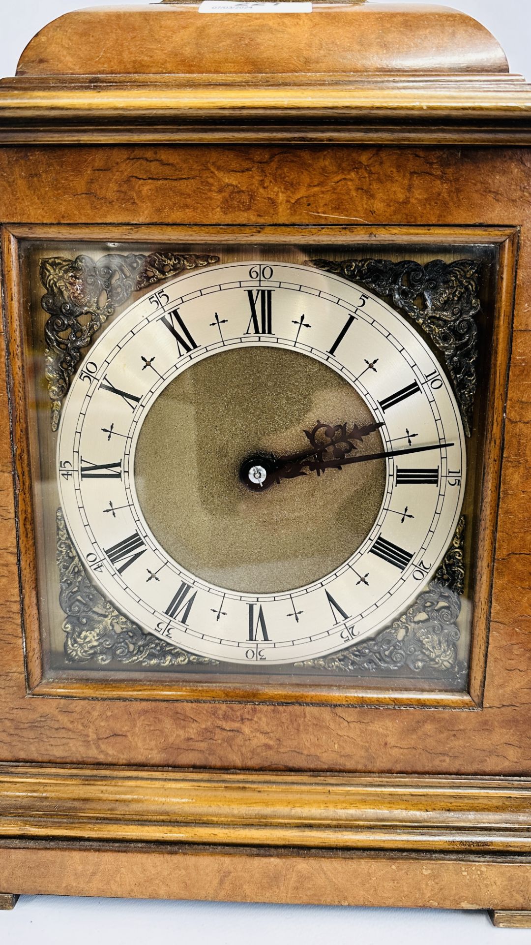 VINTAGE MAHOGANY CASED MANTEL CLOCK WITH ELECTRONIC MOVEMENT. - Image 6 of 10