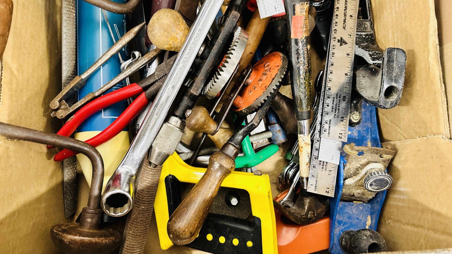 A BOX OF ASSORTED SHED TOOLS TO INCLUDE PLANES AND MEASURES, 2 VINTAGE SUITCASES, - Image 3 of 6