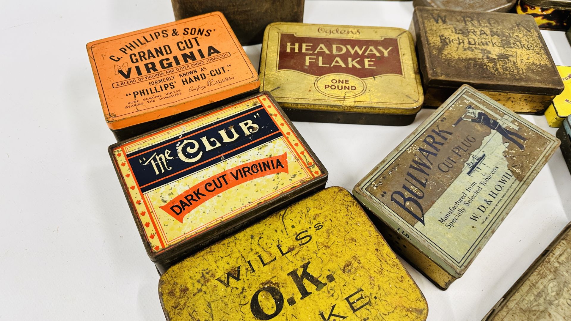 A BOX CONTAINING AN EXTENSIVE COLLECTION OF ASSORTED EMPTY VINTAGE TOBACCO TINS TO INCLUDE EXAMPLES - Bild 4 aus 10