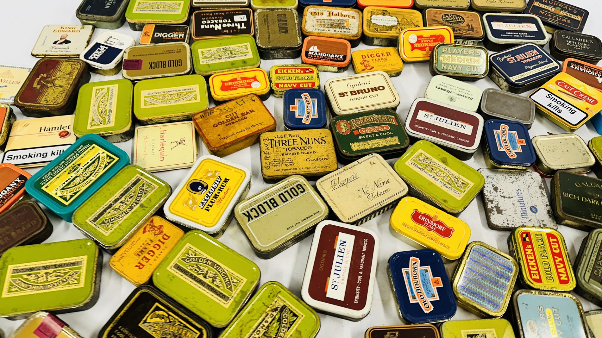 A BOX CONTAINING AN EXTENSIVE COLLECTION OF ASSORTED EMPTY VINTAGE TOBACCO TINS TO INCLUDE EXAMPLES - Image 10 of 10