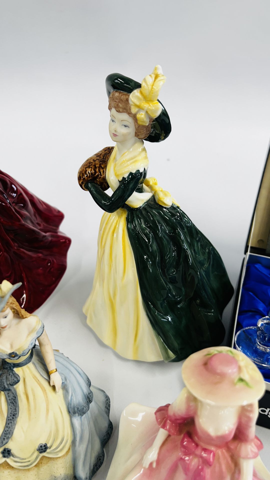 A BOX OF CABINET ORNAMENTS TO INCLUDE FIGURINES, COALPORT "VANESSA" AND MARGARET ALF, ESTELLE, - Bild 14 aus 16