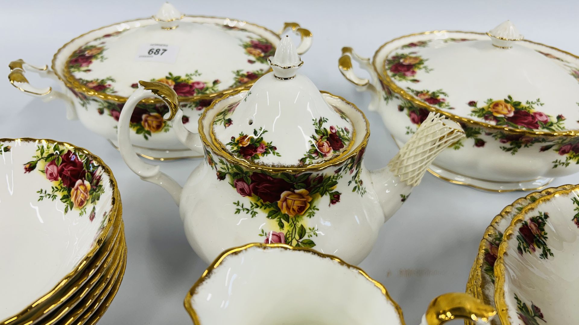 A ROYAL ALBERT OLD COUNTRY ROSES 40 PIECE TEA AND DINNER SET ALONG WITH A SET OF 4 ROYAL ALBERT - Bild 5 aus 12