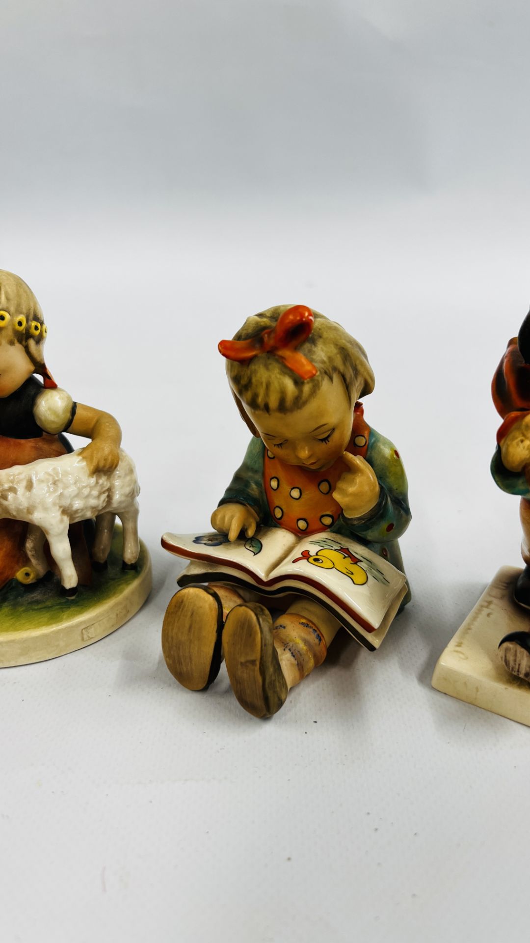 A GROUP OF FIVE GOEBEL FIGURES INCLUDING 'BOOKWORM', 'EVENING PRAYER' AND 'FAVOURITE PET' ETC. - Bild 4 aus 10