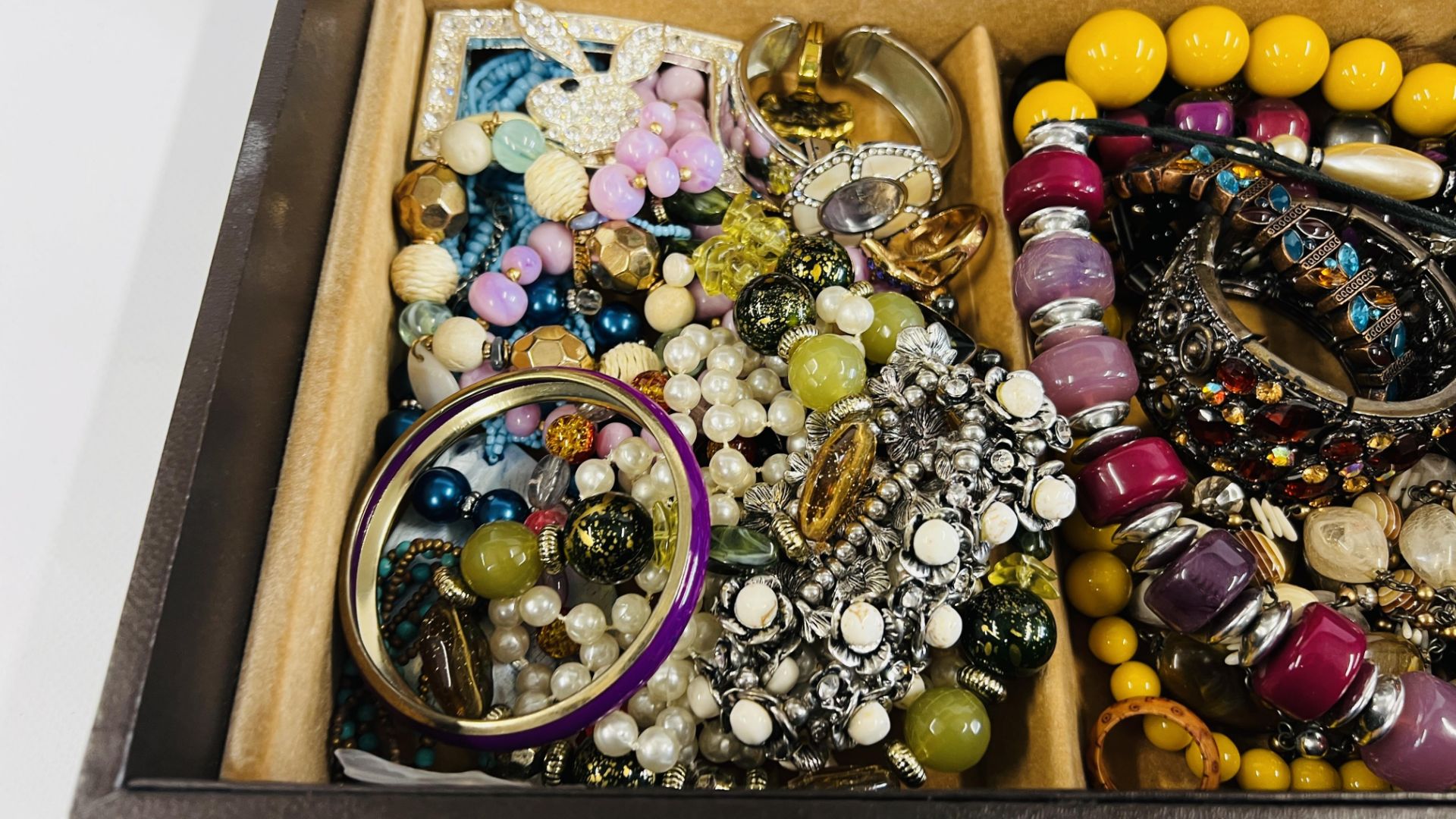 A JEWELLERY BOX MARKED JP CONTAINING A QUANTITY OF VINTAGE AND MODERN COSTUME JEWELLERY TO INCLUDE - Image 7 of 10