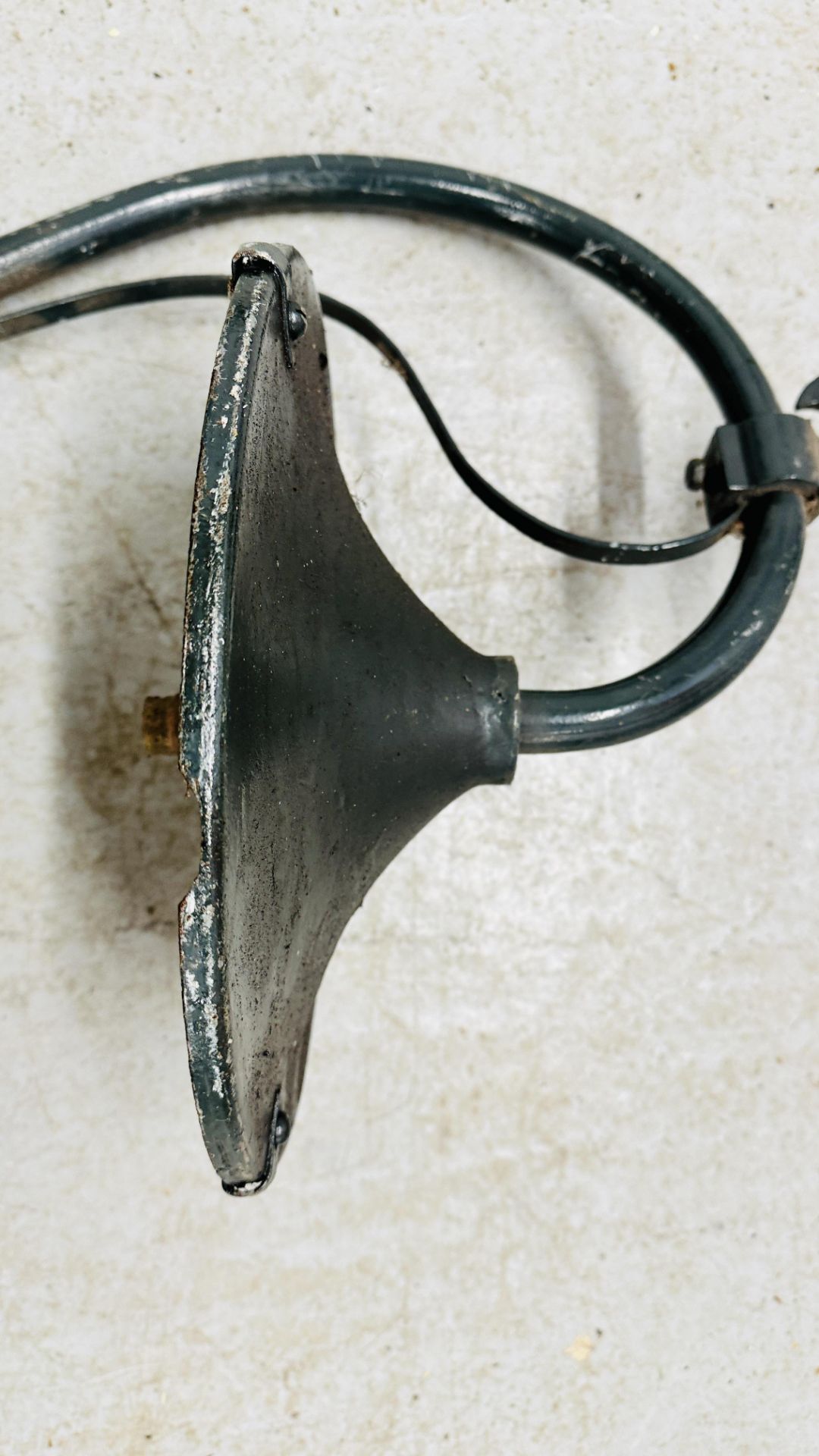 AN ORIGINAL VINTAGE PAINTED CAST LAMP COLUMN BRACKET - H 103CM - WIRE REMOVED. - Image 5 of 9