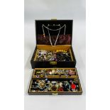 A JEWELLERY BOX MARKED JP CONTAINING A QUANTITY OF VINTAGE AND MODERN COSTUME JEWELLERY TO INCLUDE